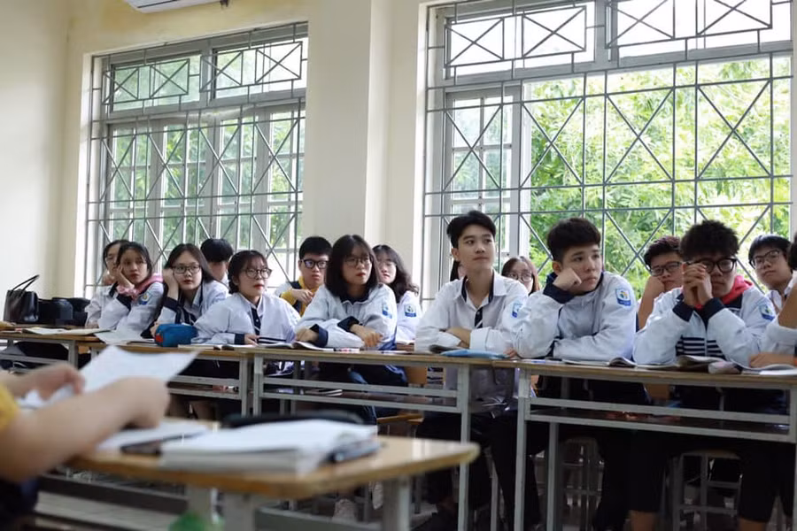 Học sinh chăm chú tiếp thu các kiến thức Văn học.