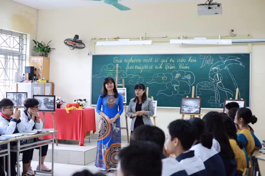 Tiết dạy sáng tạo của cô Nguyễn Thị Hồng Hạnh (đứng bên trái).