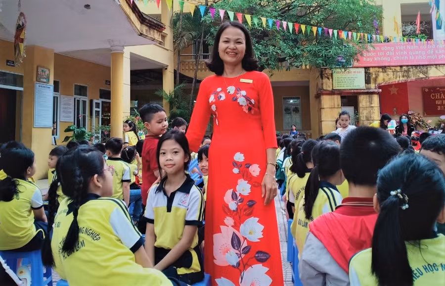 Cô Nguyễn Thị Thu Hằng bên học trò thân yêu.