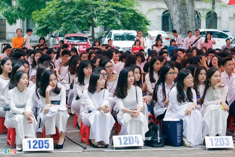 Học sinh lớp 12 tập trung ôn luyện cho kỳ thi tốt nghiệp THPT đang đến gần.