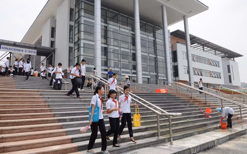 Trường THPT Chuyên Hà Nội -Amsterdam hệ THCS là một trong 7 trường THCS thí điểm hệ song bằng.