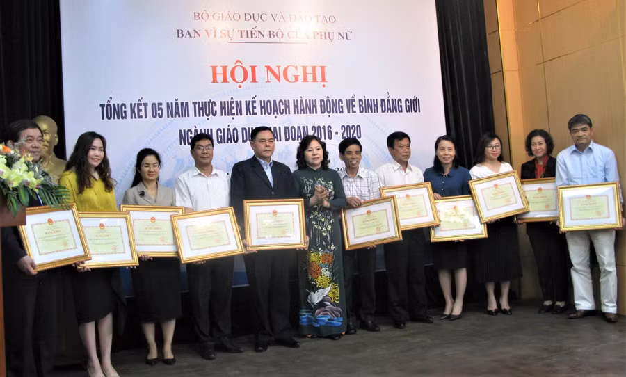 Thứ trưởng Ngô Thị Minh trao thưởng cho các tập thể tiêu biểu.