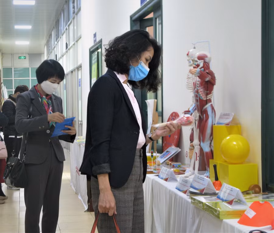 Mua sắm trang thiết bị phù hợp với thực tế dạy học.