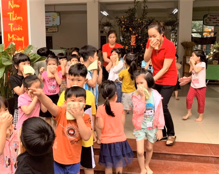 Hướng dẫn trẻ kỹ năng thoát hiểm khi có cháy, nổ xảy ra.