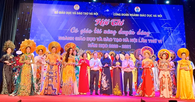 Đại biểu chúc mừng các thí sinh dự thi vòng chung kết.