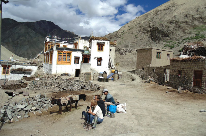 Những đoàn lữ hành thường chọn làng Rumbak làm nơi nghỉ chân