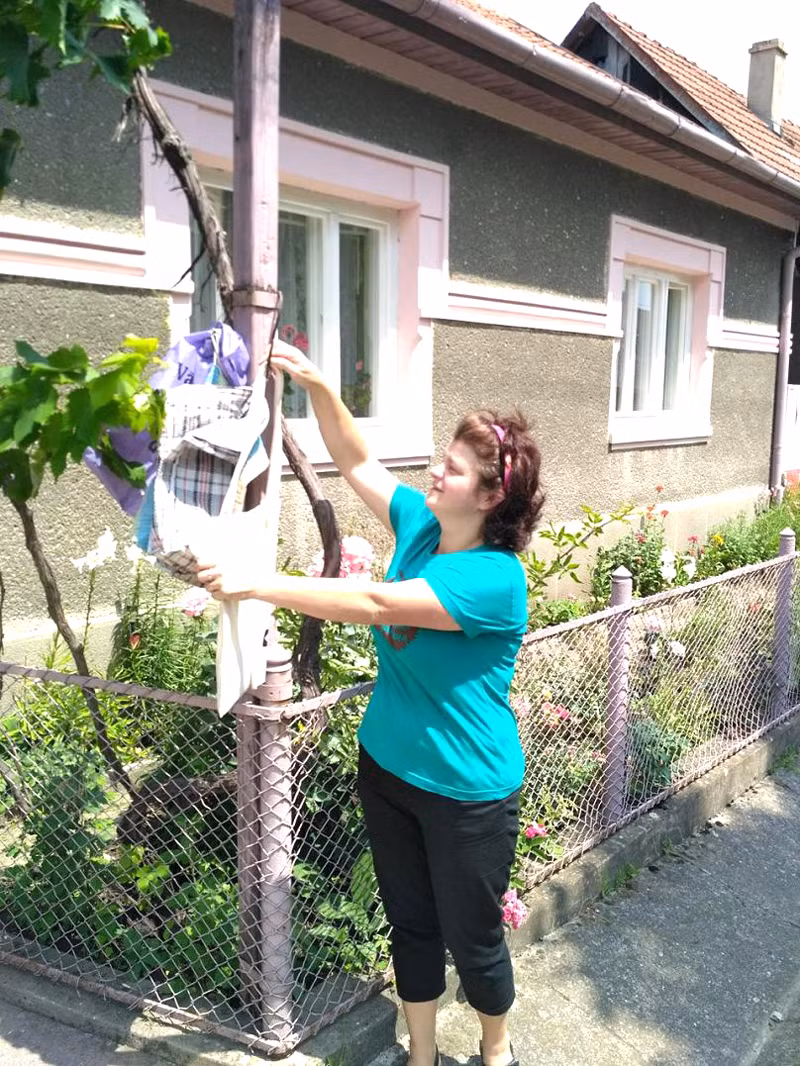 Người dân treo giỏ có tiền lên cột đèn hoặc trên hàng rào mua bánh mì