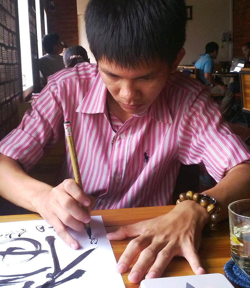 Anh Nhân đang thi triển bút pháp Anh Nhân đang thi triển bút pháp