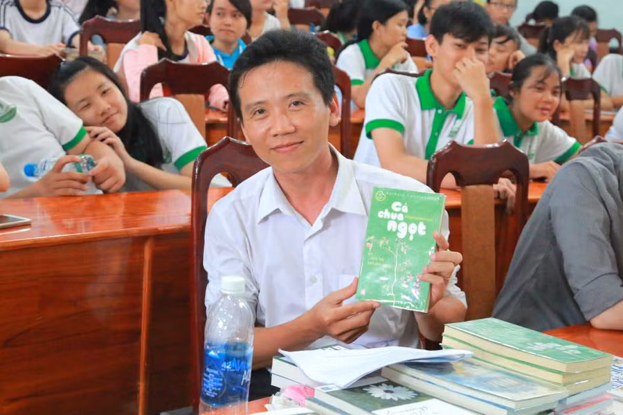 Thầy Huỳnh Văn Thế tại một buổi sinh hoạt của CLB sách