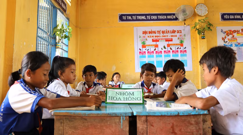 Ở một số nơi, điểm lẻ trường học vẫn được duy trì để huy động HS ra lớp