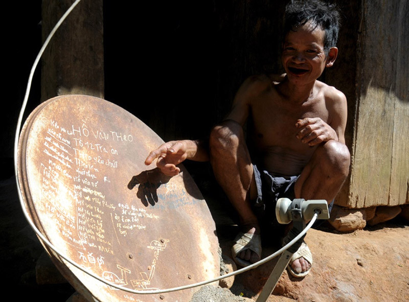 Ông Dế bên cái chảo parabol chi chít tên con cái Ông Dế bên cái chảo parabol chi chít tên con cái