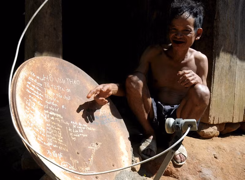 Ông Dế bên cái chảo parabol chi chít tên con cái