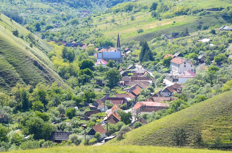 Ngôi làng yên bình nép mình bên dãy núi