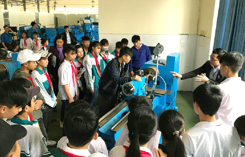 HS Trường THCS Đông Mai, Quảng Ninh tham quan xưởng máy HS Trường THCS Đông Mai, Quảng Ninh tham quan xưởng máy