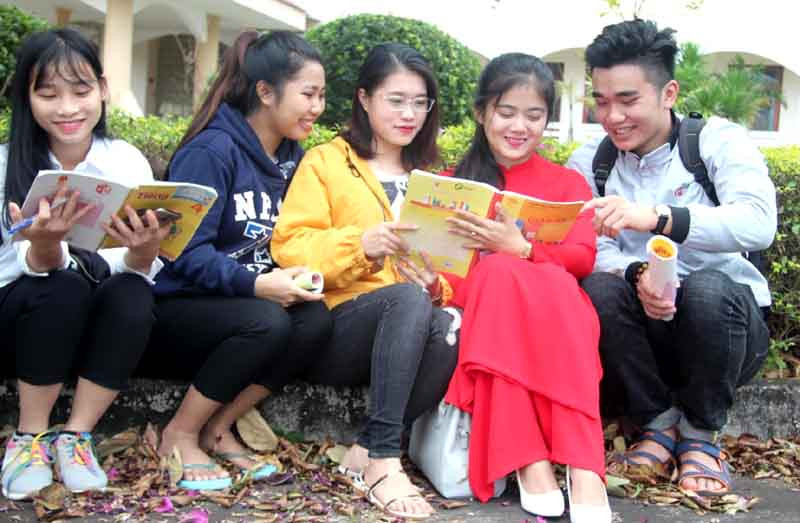 Sinh viên Trường CĐSP Đăk Lăk trao đổi sau buổi thi cuối năm học (ảnh ĐLY)