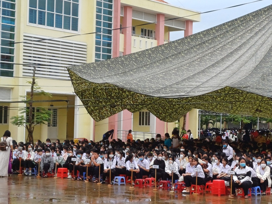 Học sinh Trường THCS&amp;THPT Đông Thành khai giảng năm học mới.