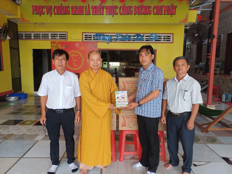 Trao 1.000 quyển tập cho học sinh xã Hòa Ninh, khu vực xảy ra sạt lở vào cuối năm 2022.