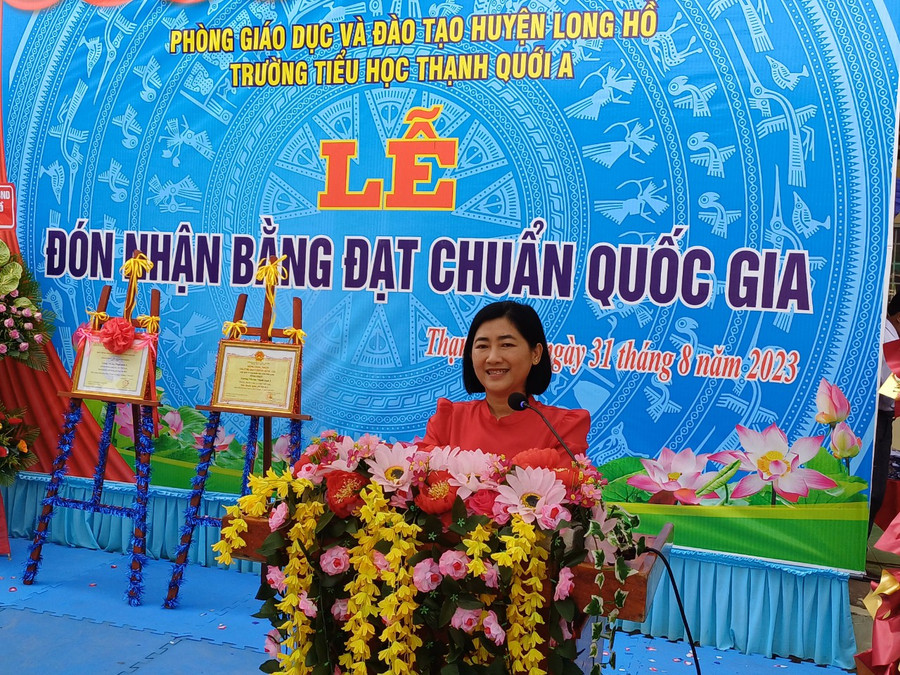 Bà Nguyễn Thị Ngọc Bích, Phó Giám đốc Sở GD&ĐT tỉnh Vĩnh Long phát biểu chúc mừng trường đạt chuẩn Bà Nguyễn Thị Ngọc Bích, Phó Giám đốc Sở GD&ĐT tỉnh Vĩnh Long phát biểu chúc mừng trường đạt chuẩn