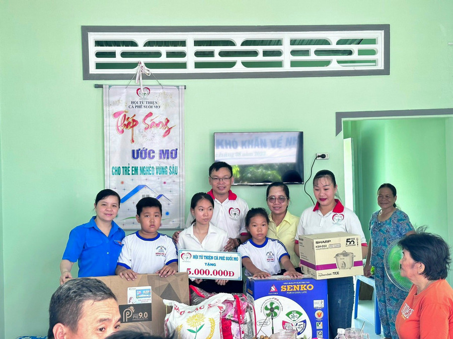 Nhiều phần quà được trao cho em Nhi nhân dịp khai giảng năm học mới 2023-2024. Nhiều phần quà được trao cho em Nhi nhân dịp khai giảng năm học mới 2023-2024.