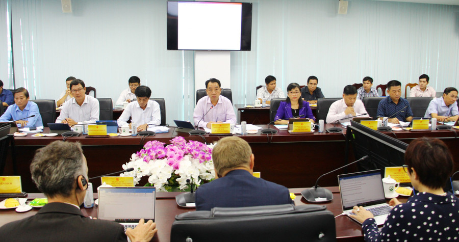 Ông Lữ Quang Ngời - Chủ tịch Ủy ban nhân dân tỉnh Vĩnh Long làm việc cùng đoàn công tác. Ông Lữ Quang Ngời - Chủ tịch Ủy ban nhân dân tỉnh Vĩnh Long làm việc cùng đoàn công tác.