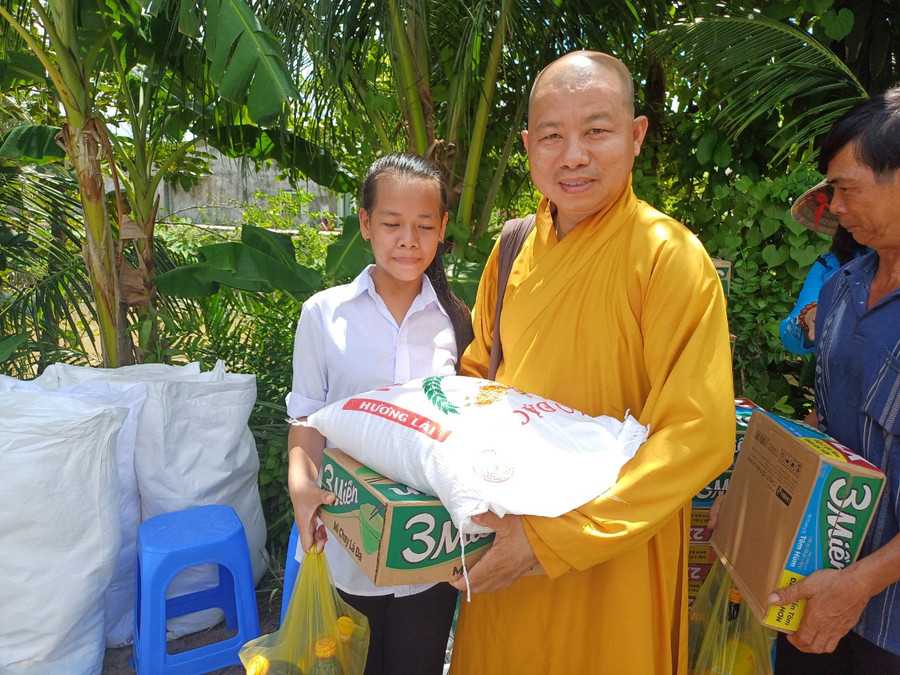 Đại đức Thích Mật Tịnh tặng nhu yếu phẩm cho các em học sinh