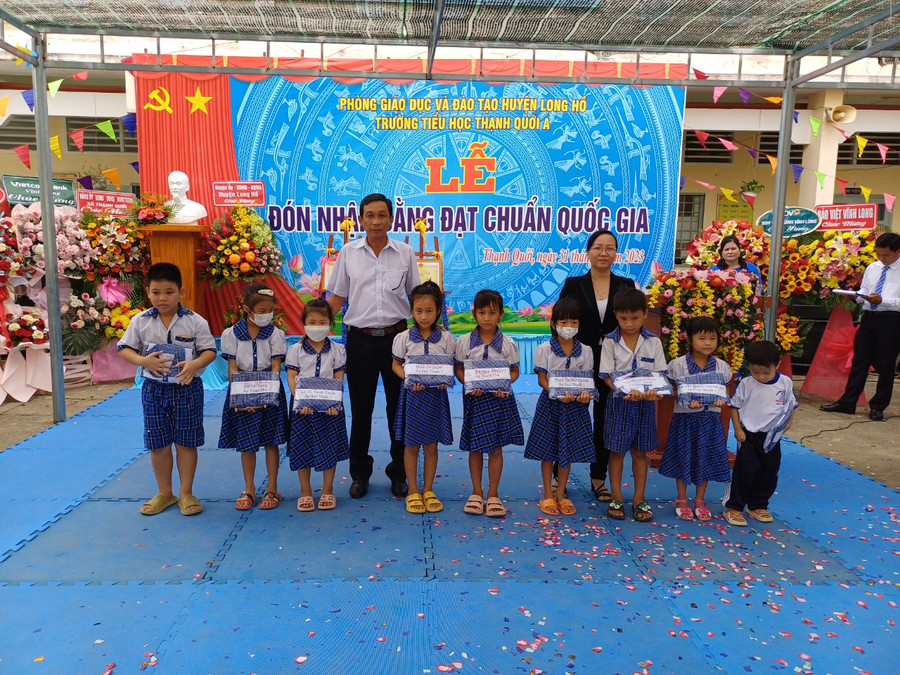 Tặng đồng phục cho các em học sinh có hoàn cảnh khó khăn. Tặng đồng phục cho các em học sinh có hoàn cảnh khó khăn.