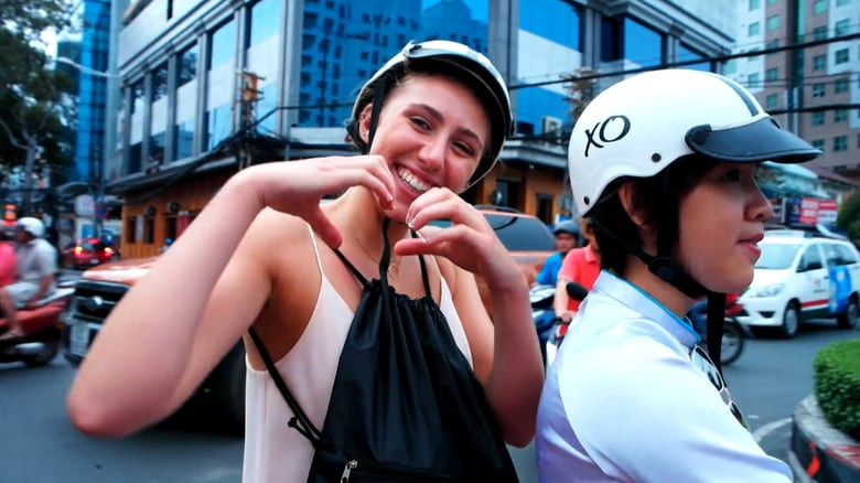 Nữ du khách quốc tế thích thú khám phá đường phố Sài Gòn cùng XO Tour