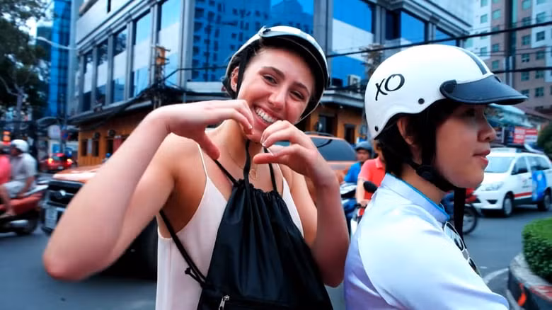 Nữ du khách quốc tế thích thú khám phá đường phố Sài Gòn cùng XO Tour