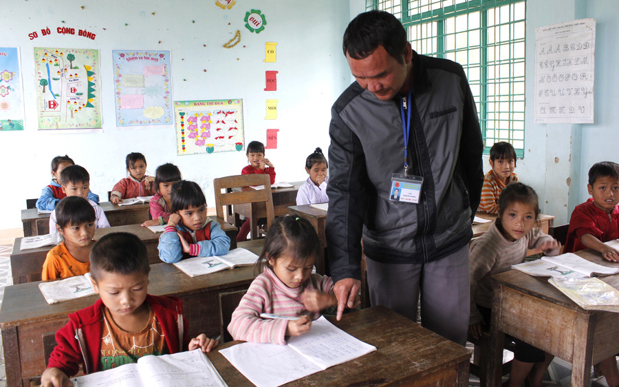 Thầy giáo A Hao Trường tiểu học xã Mường Hoong