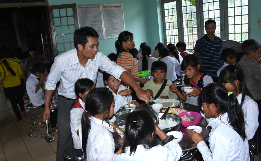 Thầy cô vừa lo dạy chữ vừa chăm từng bữa ăn cho học sinh