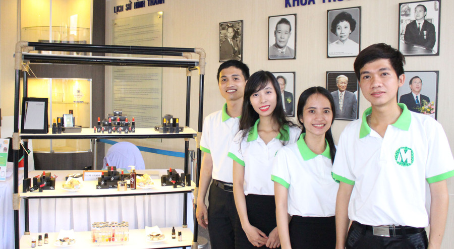 Quý Hòa (bìa trái) cùng những cộng sự của mình bên các sản phẩm của Mini Garden Store