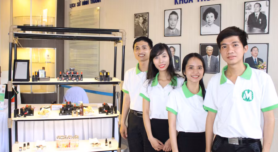 Quý Hòa (bìa trái) cùng những cộng sự của mình bên các sản phẩm của Mini Garden Store