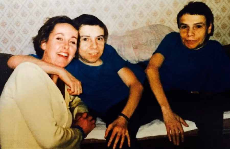 Nhà văn, nhà báo Juliet và 2 chị em dính liền hông Dasha và Masha