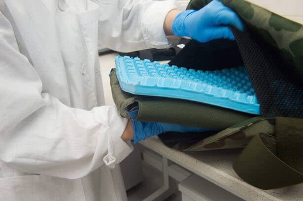 Công ty Moratex (Ba Lan) đã bắt tay với Viện công nghệ vũ khí quân sự Ba Lan (MIAT) để cùng tạo ra Chất dịch cứng ngưng (STF) dùng để làm áo giáp lỏng Công ty Moratex (Ba Lan) đã bắt tay với Viện công nghệ vũ khí quân sự Ba Lan (MIAT) để cùng tạo ra Chất dịch cứng ngưng (STF) dùng để làm áo giáp lỏng