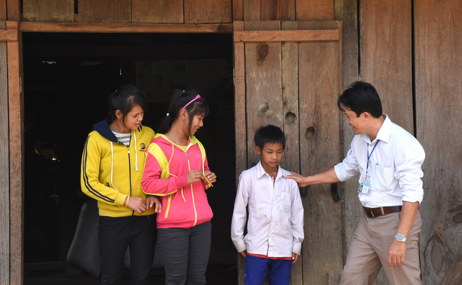 Thầy Lâm luôn quan tâm động viên học sinh ra lớp