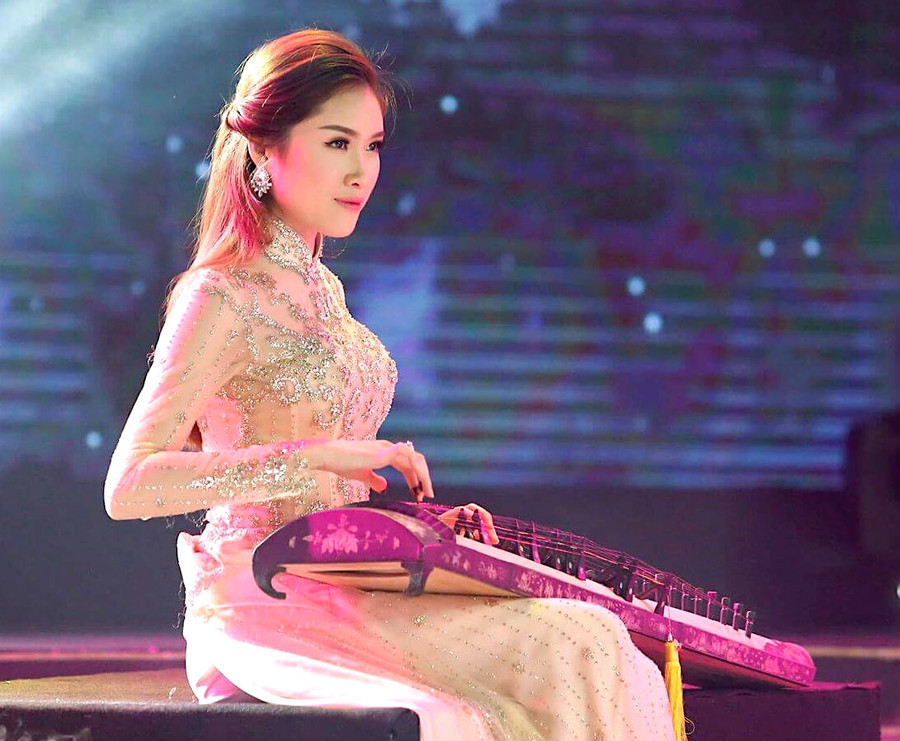 MC Huyền Thanh Thanh biểu biễn đàn tranh