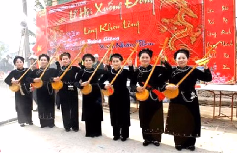 Biểu diễn hát then, đàn tính trên sân khấu lễ hội
