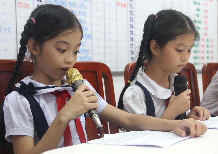 Hai thành viên CLB đang dẫn chương trình