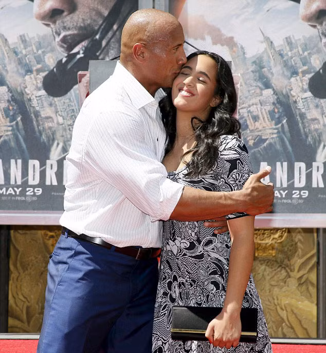 Dwayne Johnson chúc mừng con gái được chọn làm Đại sứ Quả cầu vàng 2018