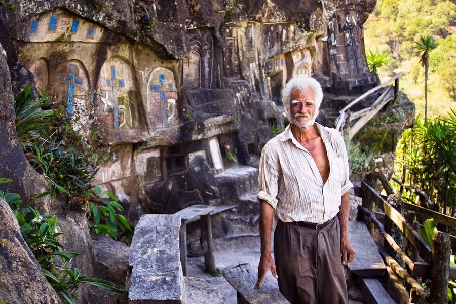 Tác phẩm điêu khắc độc đáo tạc trên vách núi