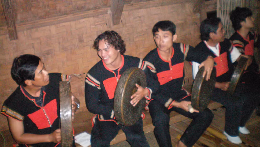 Biểu diễn cồng chiêng tại nhà dài cổ