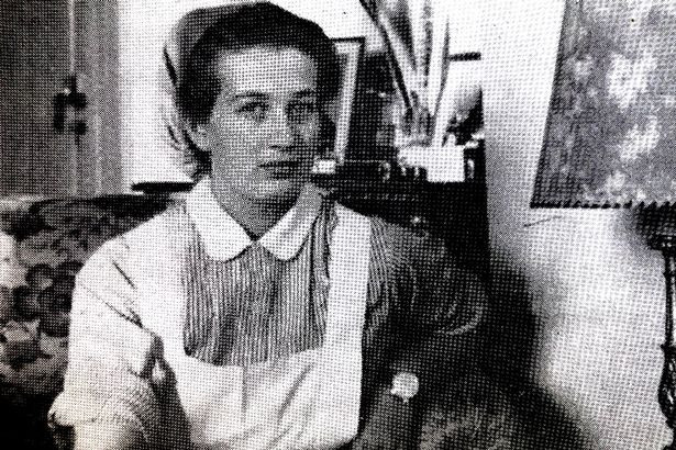 Lotti Henley làm y tá vào năm 19 tuổi Lotti Henley làm y tá vào năm 19 tuổi