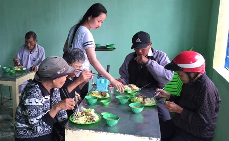 Tình nguyện viên phục vụ ân cần, chu đáo