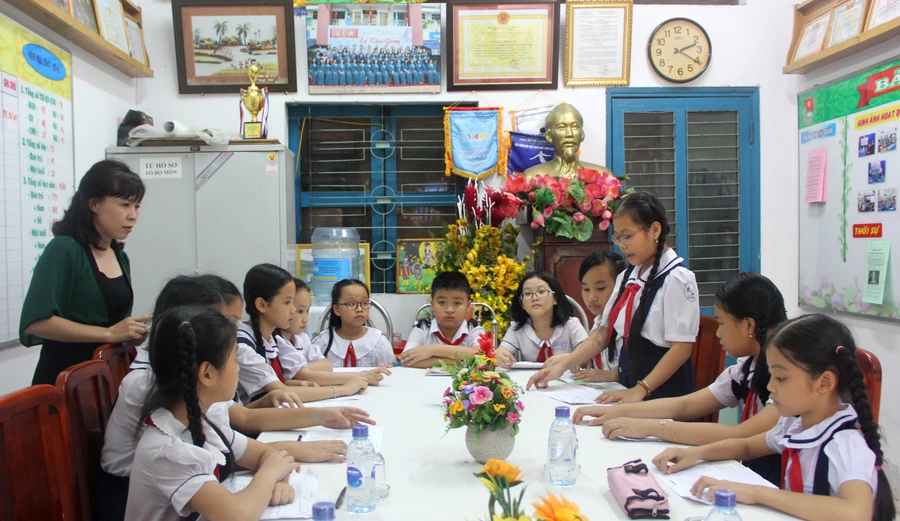 Các thành viên CLB Phát thanh Măng non đang bàn bạc về nội dung để chuẩn bị cho lịch phát thanh