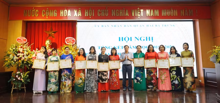 Bí thư quận ủy Hai Bà Trưng Nguyễn Văn Nam tặng danh hiệu Lao động tiên tiến cho các tập thể.