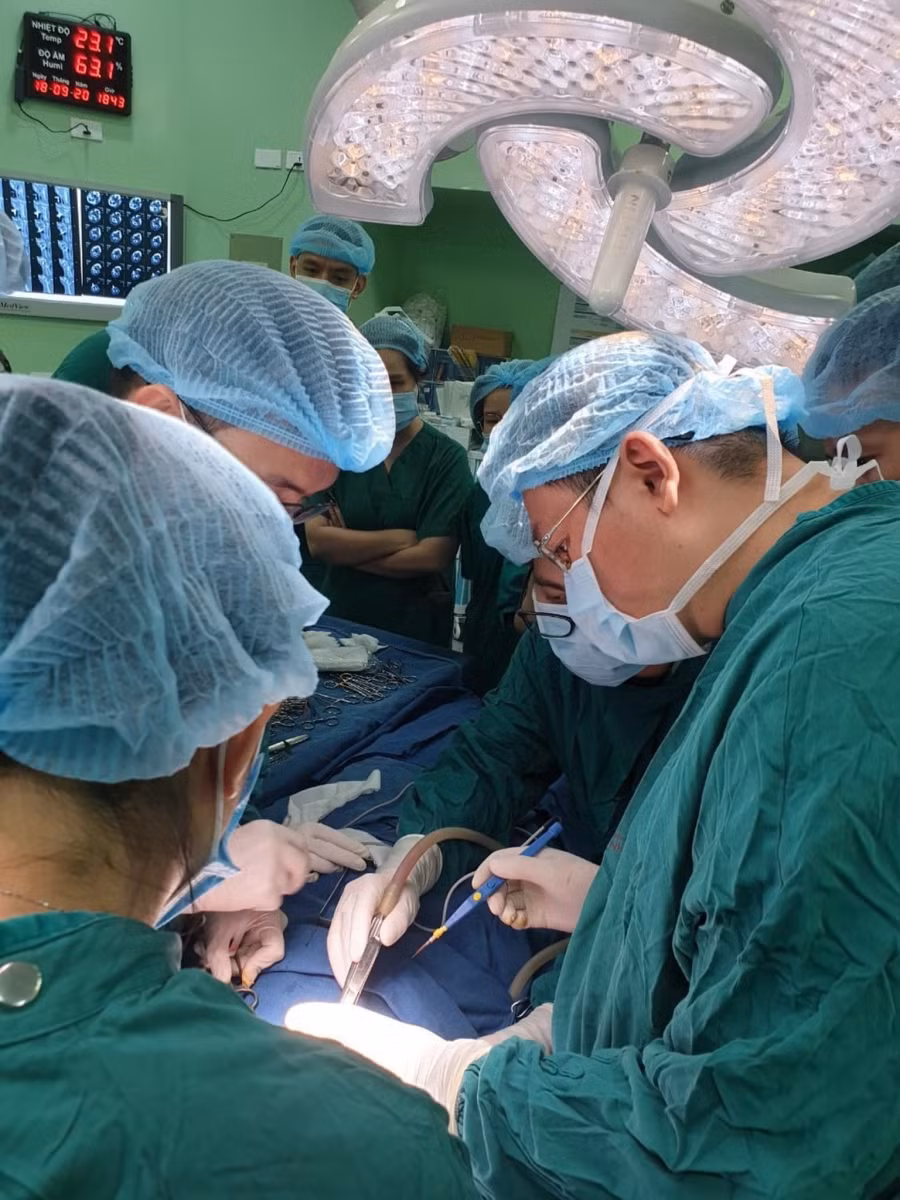 BS kịp thời mổ cấp cứu cho bệnh nhi.