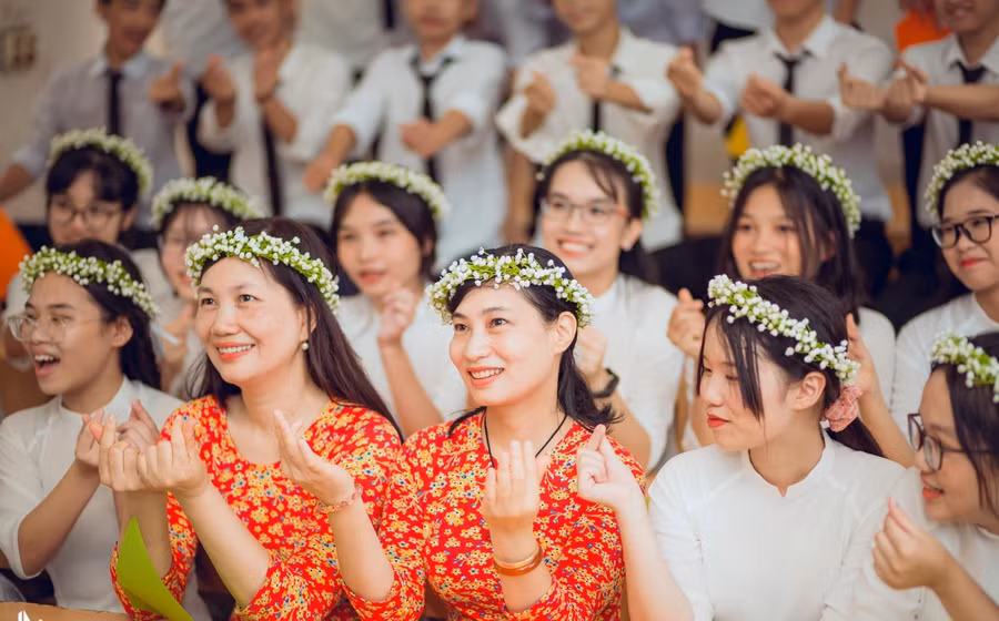 Cô giáo Phạm Thị Hồng Duyên bên đồng nghiệp và học trò.