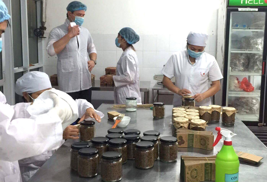 Nhân viên công ty bên các sản phẩm nấm