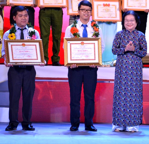 Thầy Long (bìa trái) nhận bằng khen của UBND TPHCM Thầy Long (bìa trái) nhận bằng khen của UBND TPHCM