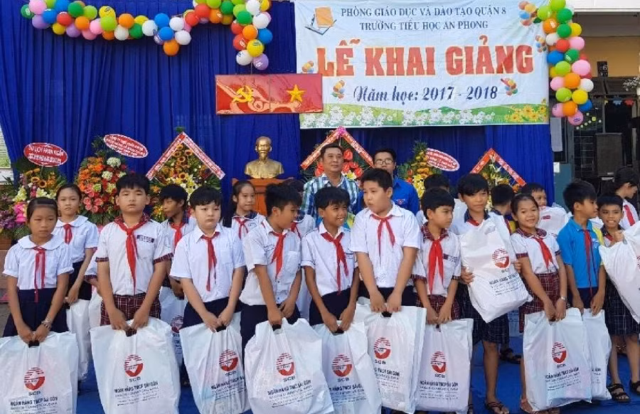 HS nghèo của trường nhận quà đầu năm học mới